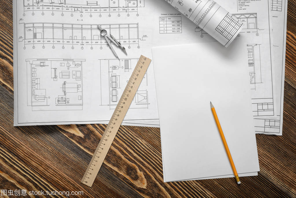 藍圖的誕生 鉛筆、尺規與木桌上的建筑夢